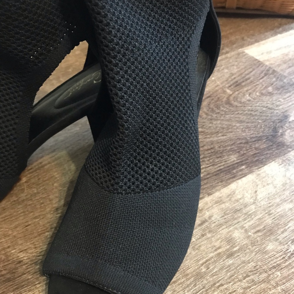 Great transitional black bootie for fall - Picture 2 of 3